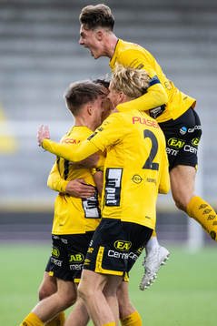 Elfsborgs spelare jublar efter att Theo Eliasson (skymd) gjort 1-1