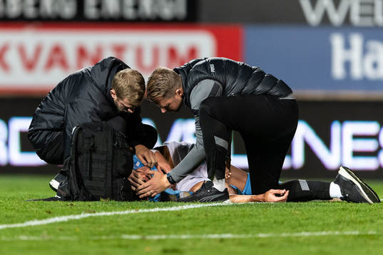 Malmö FFs Dennis Hadzikadunic har ont och får vård