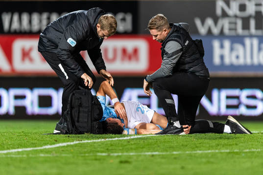 Malmö FFs Dennis Hadzikadunic har ont och får vård