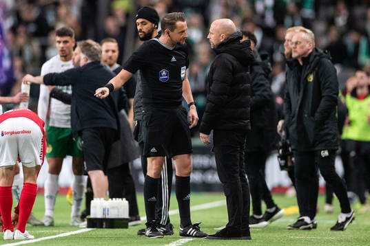 Domare Andreas Ekberg i diskussion med tränare Henrik