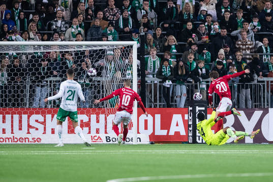 Kalmars Oliver Berg gör 3-2 bakom Hammarbys målvakt Oliver Dovin