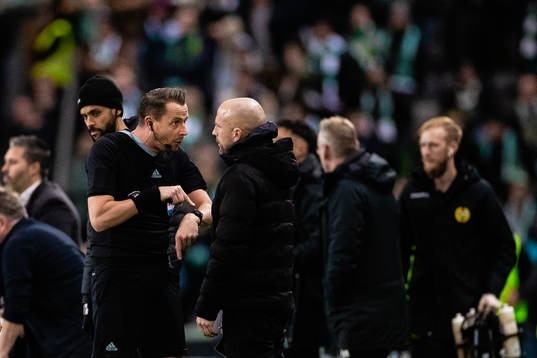 Domare Andreas Ekberg och Kalmars tränare Henrik Rydström