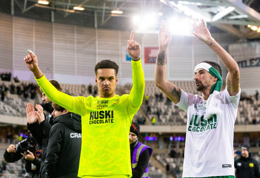 Hammarbys målvakt Oliver Dovin Jublar efter