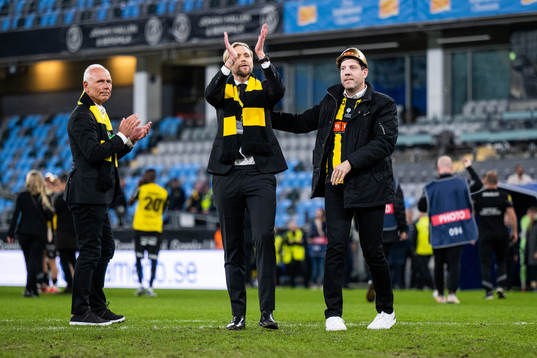 Häckens Dennis Andersson, klubbchef Marcus Jodin och styrelsesuppleant Johan Zachrisson jublar över sm-guldet