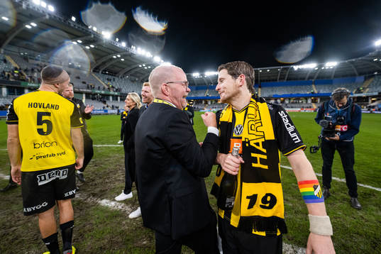 Häckens ordförande Anders Billström och Erik Friberg jublar över sm-guldet