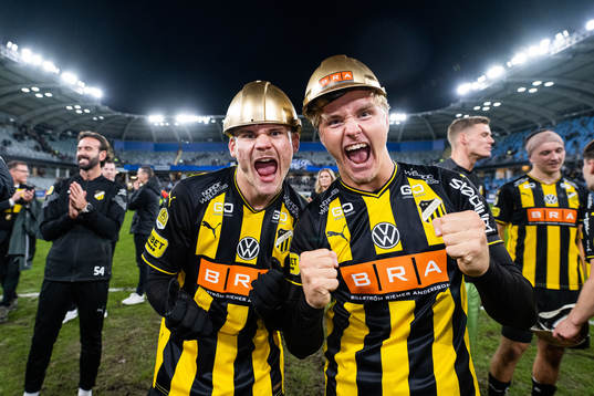 Häckens Oscar Uddenäs och William Nilsson jublar över