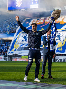 IFK Göteborgs Mattias Bjärsmyr tackas av