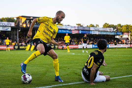 Mjällbys Viktor Gustafson och AIKs Zachary Elbouzedi