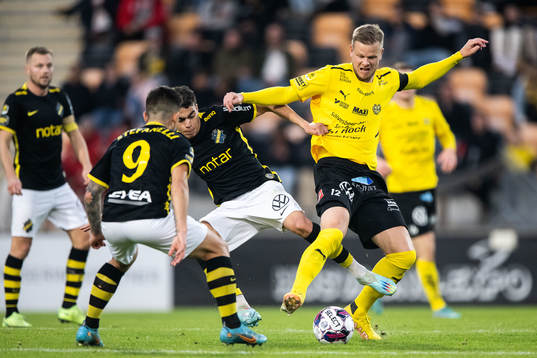 AIKs Nicolas Stefanelli och Yasin Ayari mot Mjällbys David Löfquist