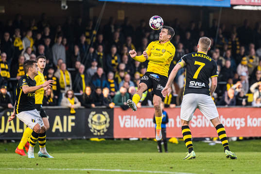 Mjällbys Jesper Gustavsson och AIKs Sebastian Larsson