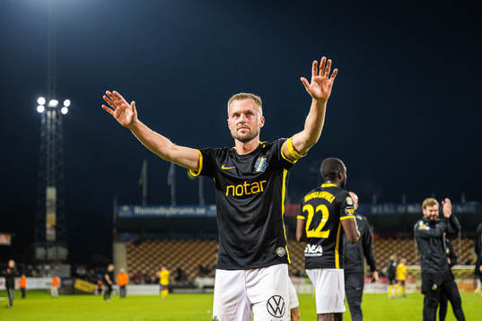 AIKs Sebastian Larsson jublar