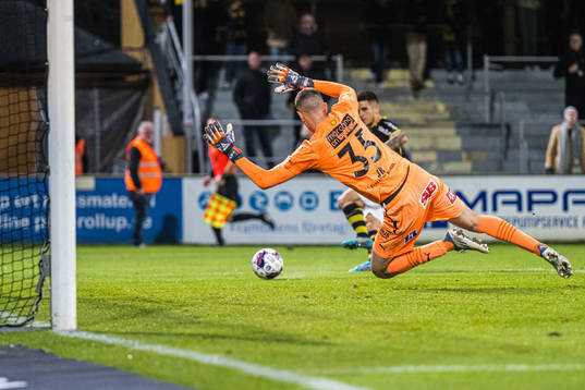 Mjällbys målvakt Samuel Brolin släpper in 1-2 av AIKs