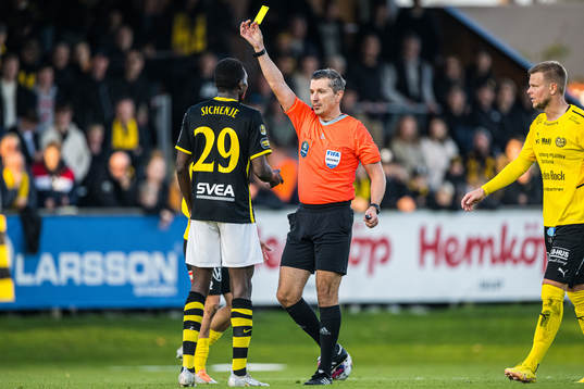 AIKs Collins Lusaka Sichenje varnad av Domare Bojan Pandzic