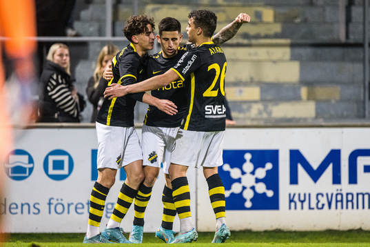 AIKs Nicolas Stefanelli jublar med Taha Ayari och Yasin