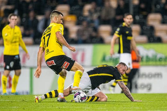 Mjällbys Carlos Moros Gracia och AIKs John Guidetti