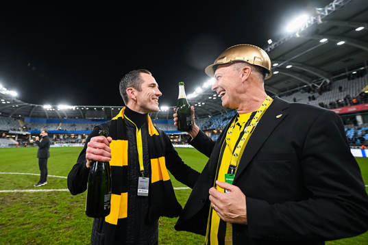 Häckens tidigare sportchef Sonny Karlsson och sportchef Martin Ericsson jublar över SM-guldet