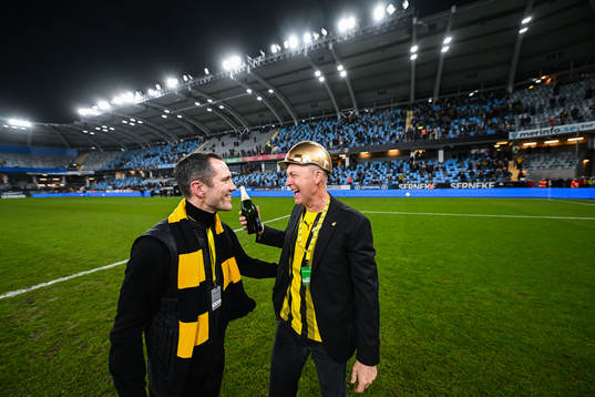Häckens sportchef Martin Ericsson och tidigare sportchef Sonny Karlsson jublar över SM-guldet