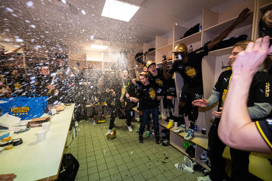 Häckens spelare jublar över SM-guldet i omklädningsrummet