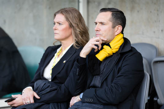 Häckens styrelseledamot Louise Karlsson och sportchef Martin Ericsson innan fotbollsmatchen i Allsvenskan mellan IFK Göteborg och Häcken den 30 oktober 2022 i Göteborg. 