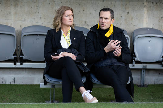 Häckens styrelseledamot Louise Karlsson och sportchef Martin Ericsson innan fotbollsmatchen i Allsvenskan mellan IFK Göteborg och Häcken den 30 oktober 2022 i Göteborg. 
