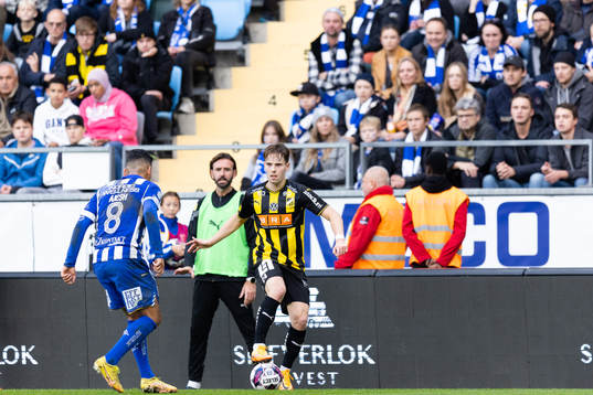 IFK Göteborgs Hosam Aiesh och Häckens Lars Olden Larsen