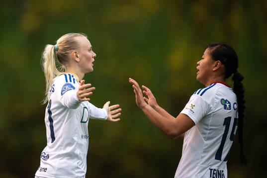Karina Sævik of Vålerenga celebrate with teammates