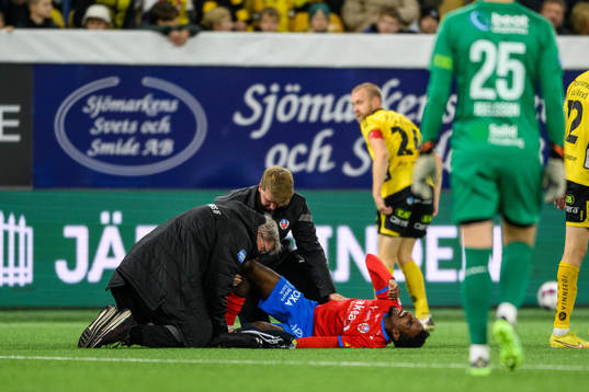 Helsingborgs Taha Ali har ont och får läkarvård