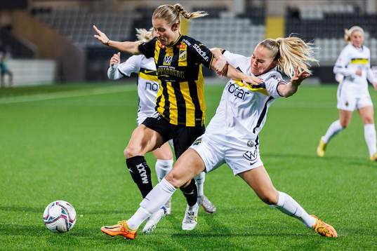 Häckens Anna Anvegård och AIKs Agnes Nyberg