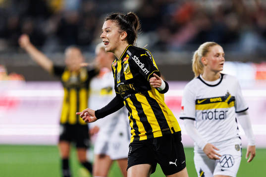 Häckens Anna Julia Csiki jublar