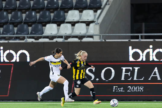 Häckens Anna Sandberg och AIKs Julia Olsson