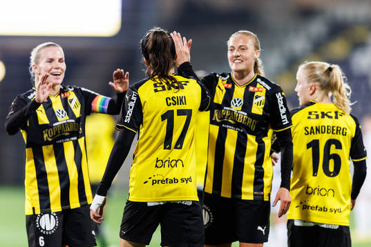 Häckens Anna Julia Csiki jublar med lagkamrater efter 7-1