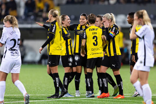 Häckens Emily Madril jublar med lagkamrater efter 6-1
