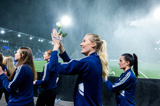 Ebba Handfast firar att IFK Norrköpings damlag spelar i Damallsvenskan nästa säsong före fotbollsmatchen i Allsvenskan mellan IFK Norrköping och Djurgården den 31 oktober 2022 i Norrköping. 