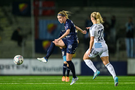 FC Rosengårds Olivia Schough och Djurgårdens Tove Almqvist