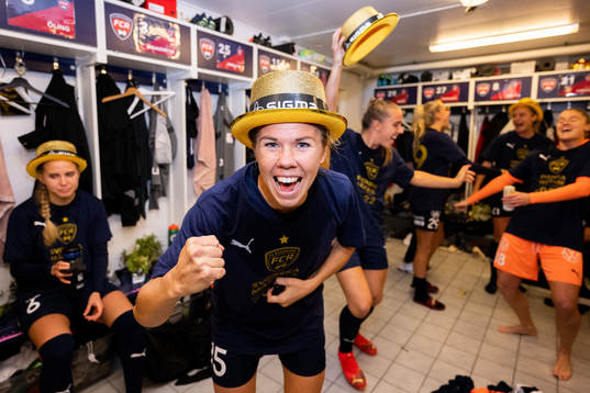 FC Rosengårds Jessica Wik jublar i omklädningsrummet