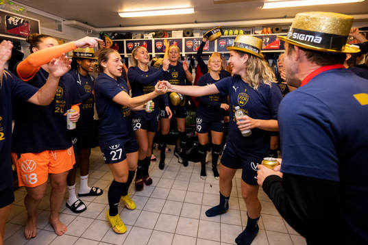 FC Rosengårds Gina Chmielinski och Loreta Kullashi jublar