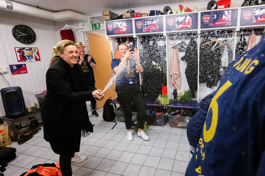 FC Rosengårds sportchef Therese Sjögran jublar i omklädningsrummet