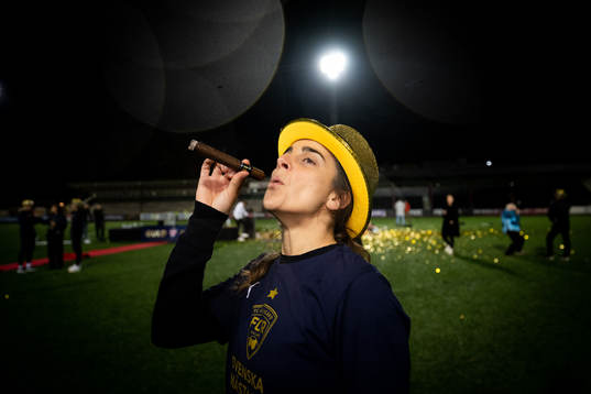 FC Rosengårds tränare Renee Slegers röker cigarr