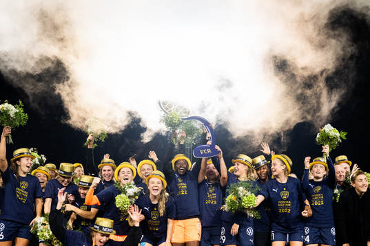 FC Rosengårds målvakt Angel Mukasa och Loreta Kullashi jublar med en replika