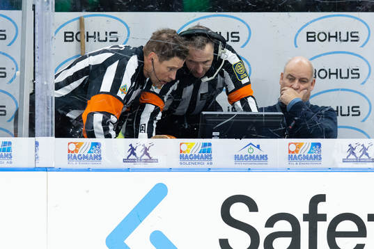 Domare Tobias Björk och Domare Linus Öhlund videogranskar