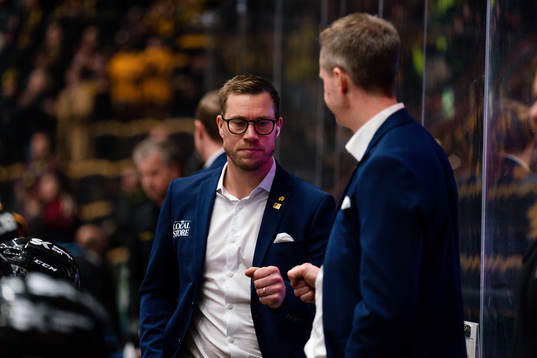 Skellefteås assisterande Andreas Falk jublar