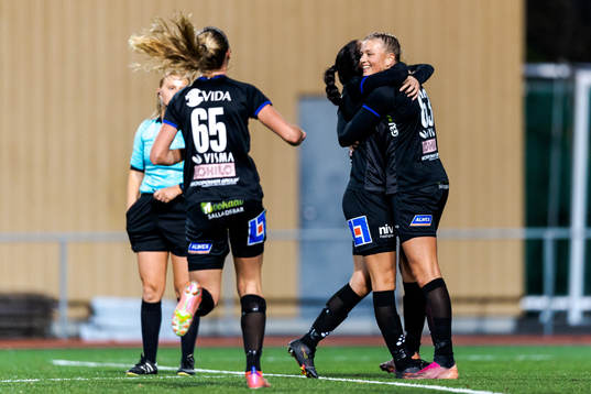 Växjös Ebba Cronholm, Izabell Afram och Matilda Nivard jublar efter 1-1