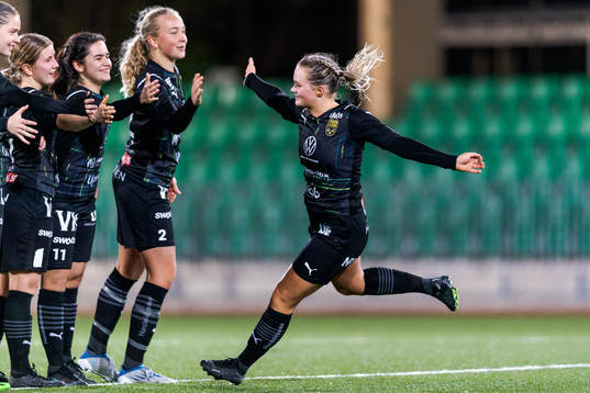 Umeås Alma Davis jublar med laget