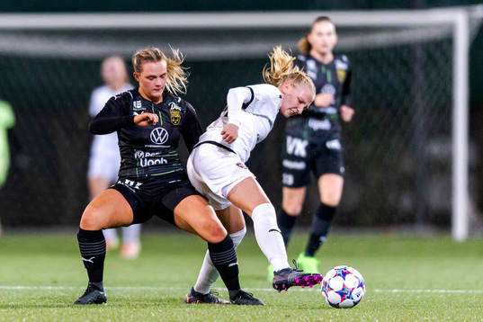 Umeås Alma Davis och FC Rosengårds Amanda Schultz
