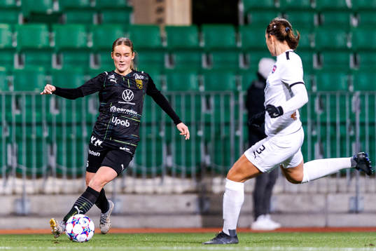 Umeås Thea Bäckström och FC Rosengårds Vera Ivarsson