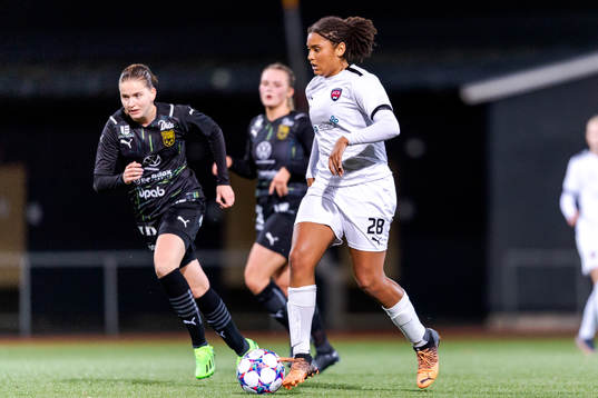 Umeås Elise Johansson och FC Rosengårds Jo-Anne Agbor Tataw Cronquist