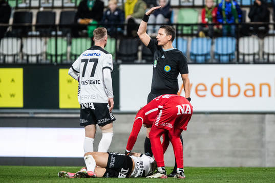 Örebros Daniel Björnkvist har ont