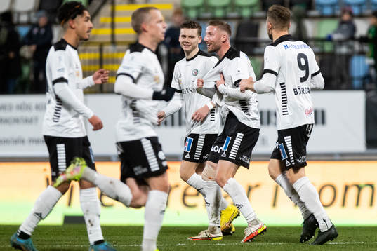 Örebros Kevin Custovic jublar med lagkamrater