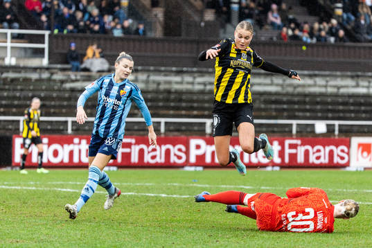 Djurgårdens Emelie Lövgren och målvakt Hedvig Lindahl mot Häckens Stine Larsen