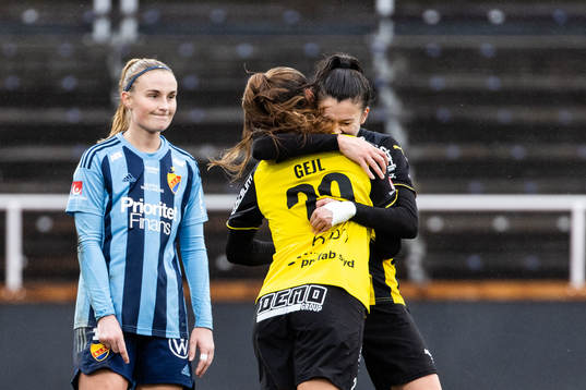 Häckens Mille Gejl Jensen jublar med Anna Julia Csiki